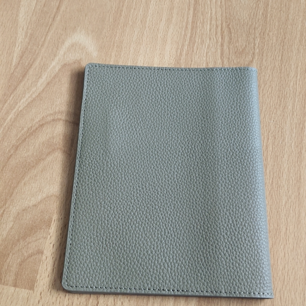 Used: (Reposhing) Cloth and Paper CP Petite Leather Cover/Folio (Color: Fossil)